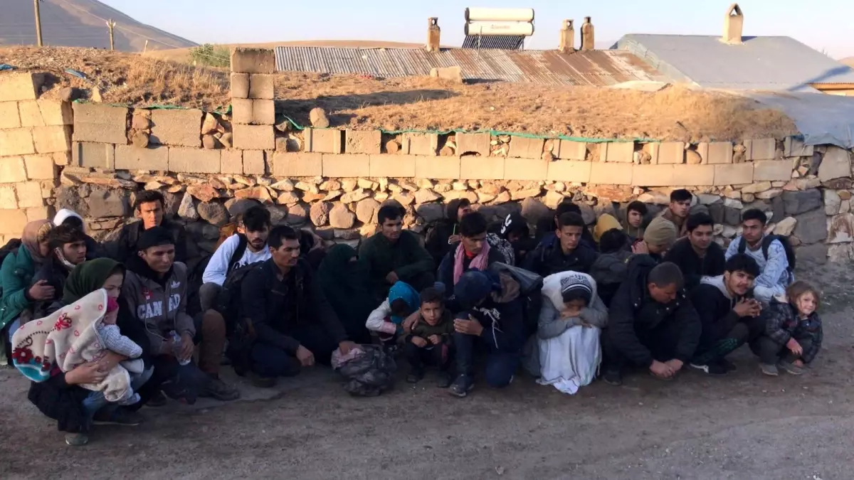 Jandarma 5 yaşındaki kayıp çocuğu ailesi ile buluşturdu