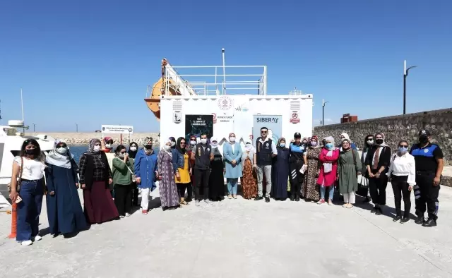 Van'da kadınlar Akdamar Adası'nı gezdi
