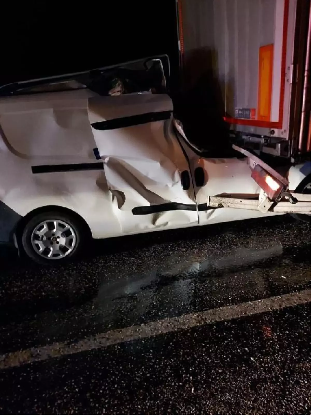 Konya'da hafif ticari araç, TIR'a çarptı: 1 ölü