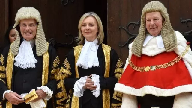 Liz Truss: İngiltere'nin tarihindeki ikinci kadın dışişleri bakanı