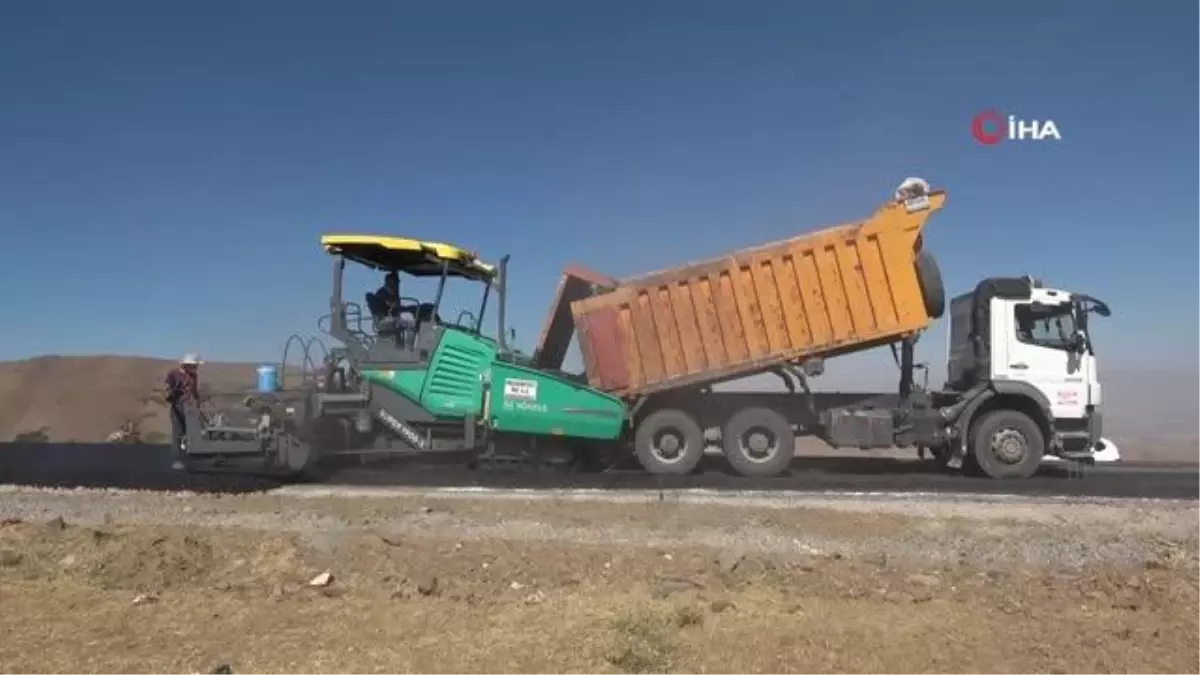Muş'ta 2 bin 850 rakımdaki köy yolları sıcak asfaltla kaplandı