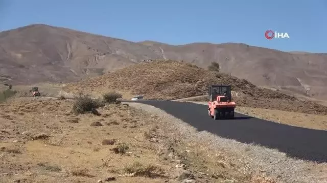 Muş'ta 2 bin 850 rakımdaki köy yolları sıcak asfaltla kaplandı