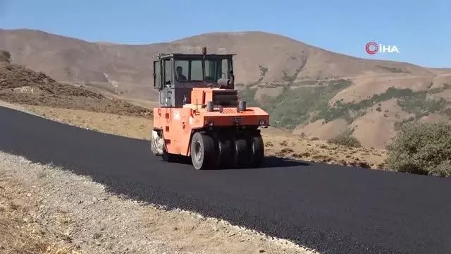 Muş'ta 2 bin 850 rakımdaki köy yolları sıcak asfaltla kaplandı