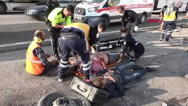 Otoyolda hatalı dönüş yapan minibüse otomobil çarptı: 8 yaralı
