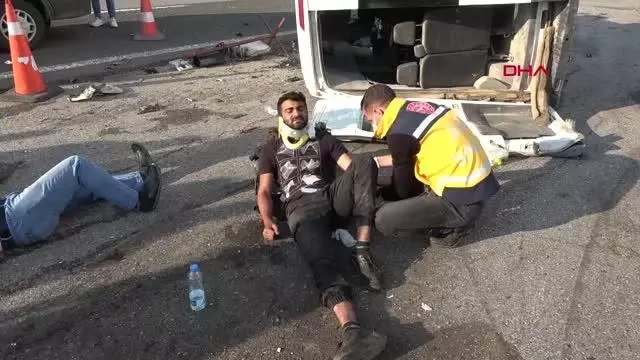Otoyolda hatalı dönüş yapan minibüse otomobil çarptı: 8 yaralı