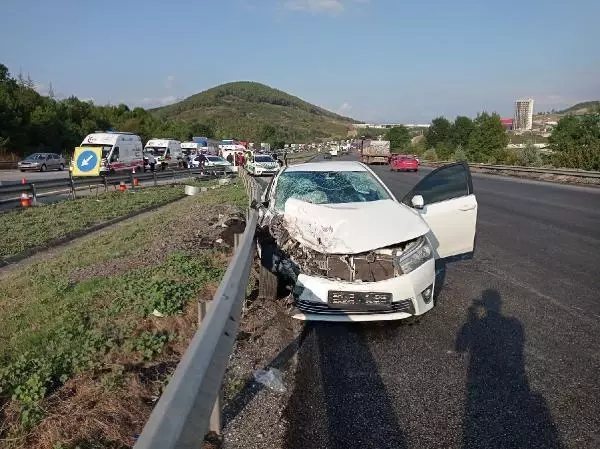 Otoyolda hatalı dönüş yapan minibüse otomobil çarptı: 8 yaralı