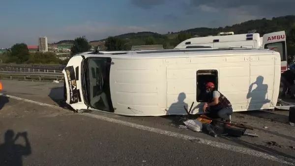 Otoyolda hatalı dönüş yapan minibüse otomobil çarptı: 8 yaralı