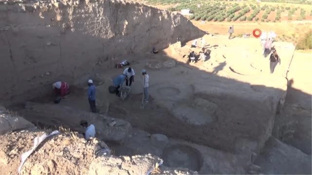 Oylum Höyüğü'nde heyecanlandıran keşif: 3900 yıl öncesine ilişkin anıtsal yapı bulundu