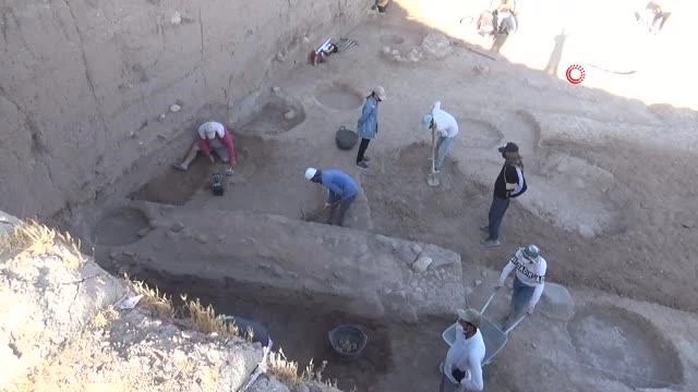 Oylum Höyüğü'nde heyecanlandıran keşif: 3900 yıl öncesine ait anıtsal yapı bulundu