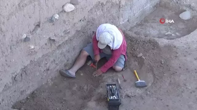 Oylum Höyüğü'nde heyecanlandıran keşif: 3900 yıl öncesine ilişkin anıtsal yapı bulundu