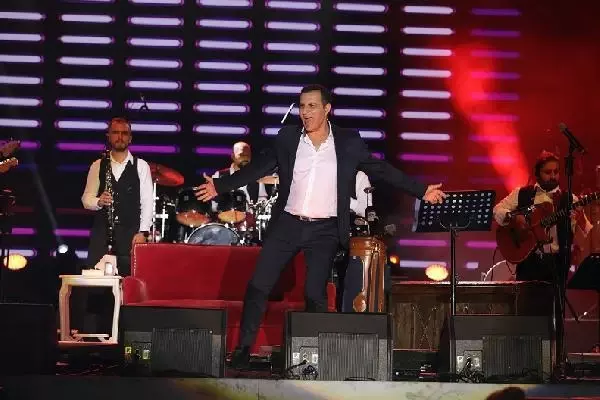 Rafet El Roman'dan romantik konser