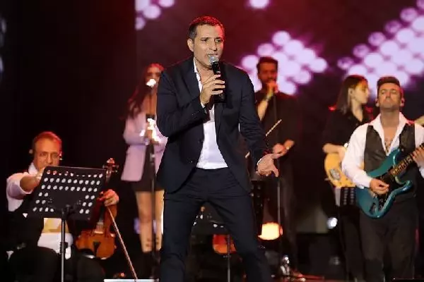 Rafet El Roman'dan Kuruçeşme'de romantik konser