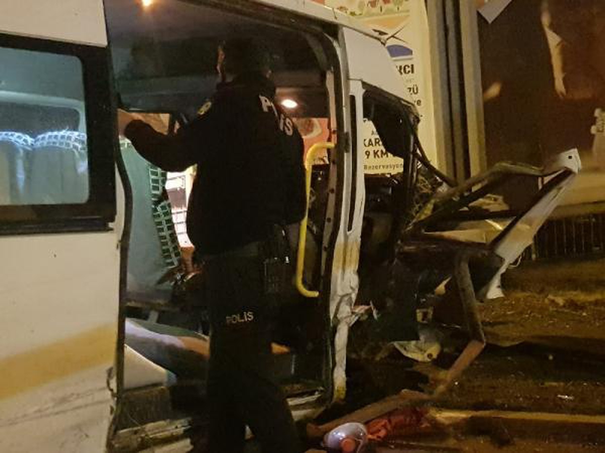 Tatilden dönen aileyi taşıyan minibüs ile otomobil çarpıştı: 4 yaralı - Vimarsana News