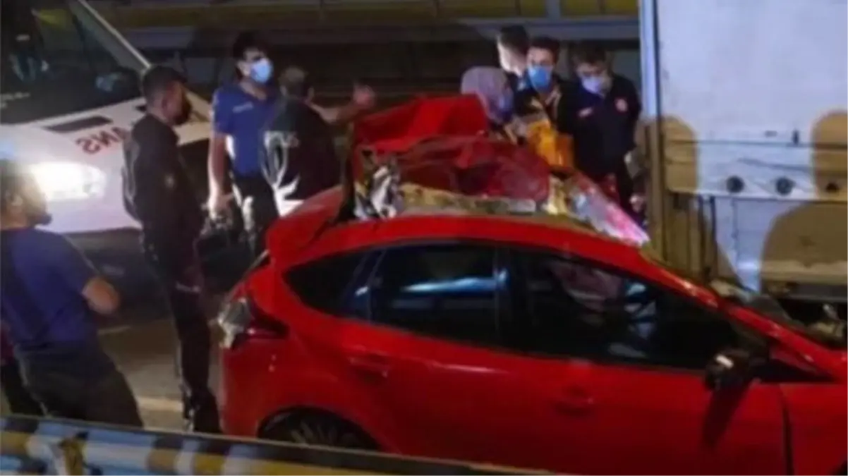 Tıra çarpıp paramparça olan otomobilden cansız bedeni çıkarıldı