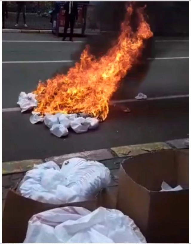 Trabzon'da Şalpazarı Belediye Başkanı fabrikada bulunan şapkaları sokağa atıp yaktı