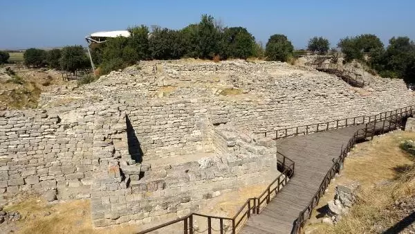 TROYA HAZİNELERİ, HİSARLIK TEPE'NİN 3 BİN KURUŞA KAMULAŞTIRILMASIYLA KURTULMUŞ