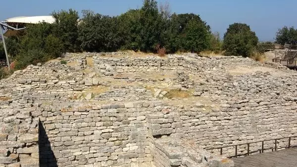 TROYA HAZİNELERİ, HİSARLIK TEPE'NİN 3 BİN KURUŞA KAMULAŞTIRILMASIYLA KURTULMUŞ