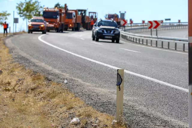 DİYARBAKIR - Turuncu adamlar kara yollarını, rastgele atılan maskelerden temizlemek için mesaide