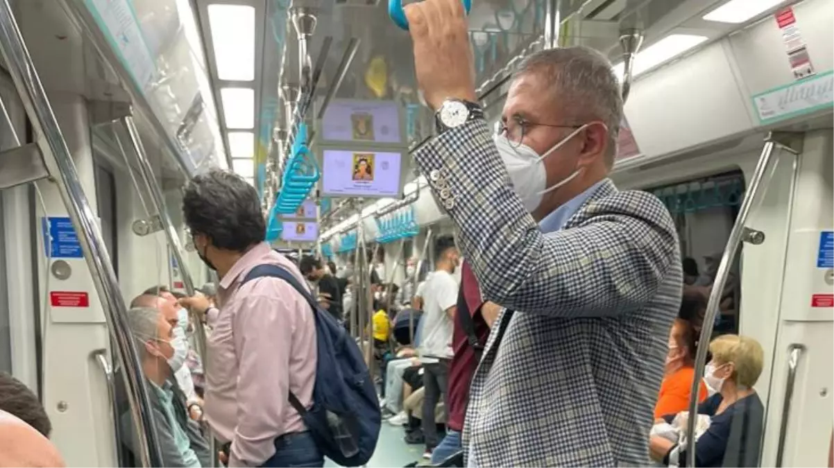 Üsküdar Belediye Başkanı Hilmi Türkmen metroda yolculuk ederken görüntülendi