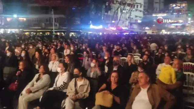 Usta oyuncu Şener Şen'den Meydan Tiyatrosu