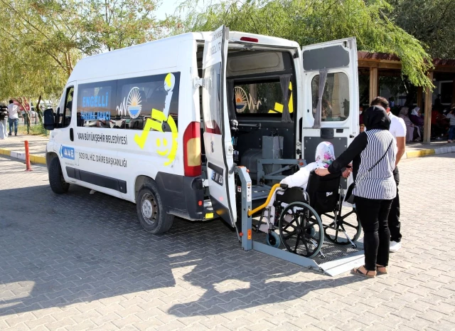 Van Büyükşehir engelli taşıma aracı ile engel tanımıyor