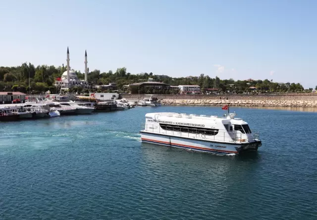 Van'da kadınlar Akdamar Adası'nı gezdi