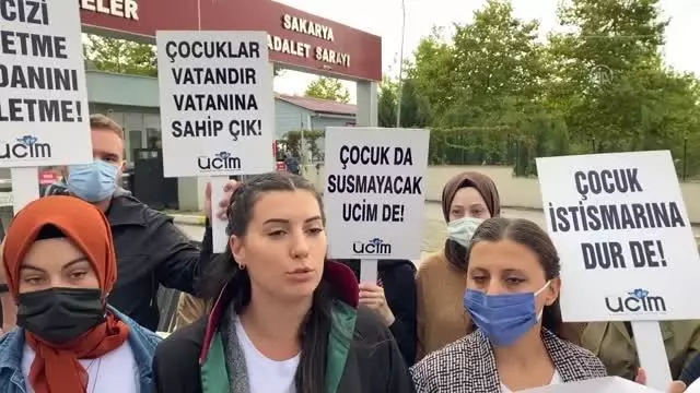 Yangın çıkarılarak öldürüldüğü iddia edilen çocuğun annesi ve erkek arkadaşı yargılanıyor