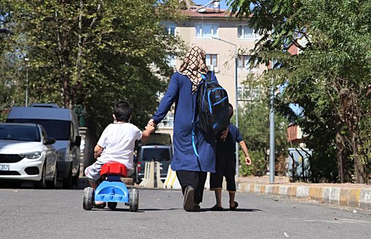 Yürüme engelli Akın'ın 3 tekerlekli bisikletle zorlu eğitim yolculuğu - Vimarsana News