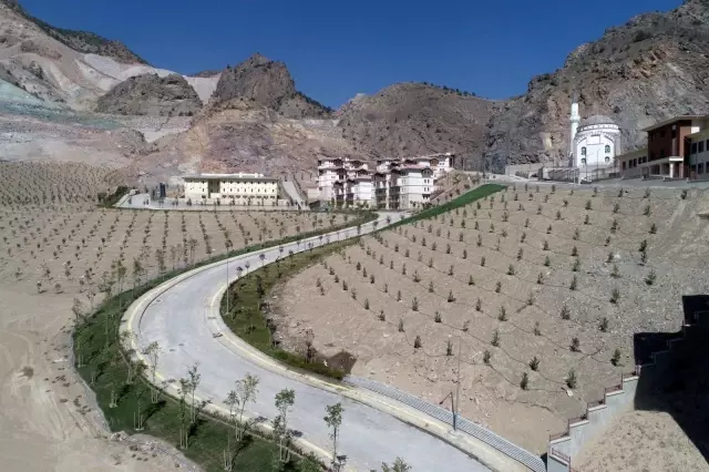 Yusufeli ilçe merkezinin taşınacağı yeni yerinde çalışmalar tüm hızıyla devam ediyor