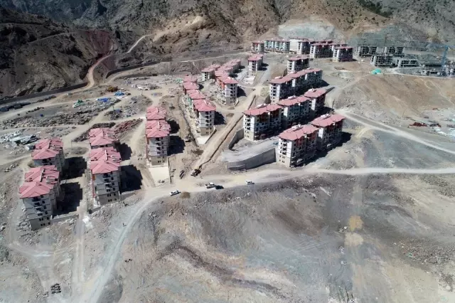 Yusufeli ilçe merkezinin taşınacağı yeni yerinde çalışmalar tüm hızıyla devam ediyor