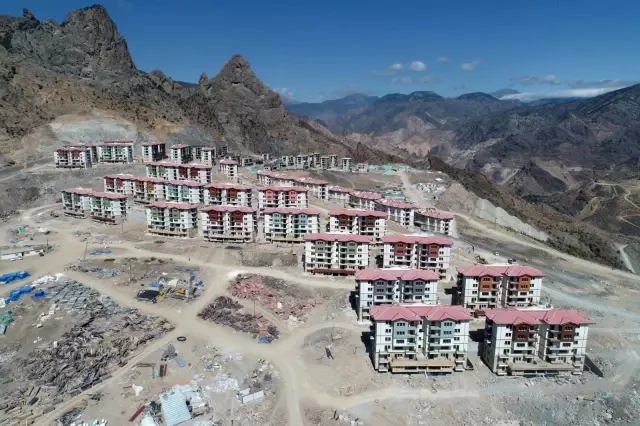 Yusufeli ilçe merkezinin taşınacağı yeni yerinde çalışmalar tüm hızıyla devam ediyor