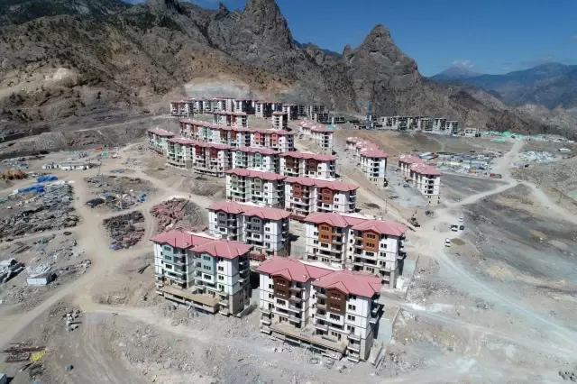 Yusufeli ilçe merkezinin taşınacağı yeni yerinde çalışmalar tüm hızıyla devam ediyor
