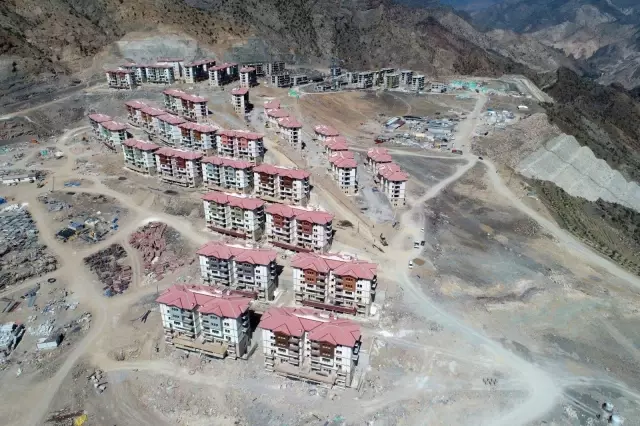 Yusufeli ilçe merkezinin taşınacağı yeni yerinde çalışmalar tüm hızıyla devam ediyor