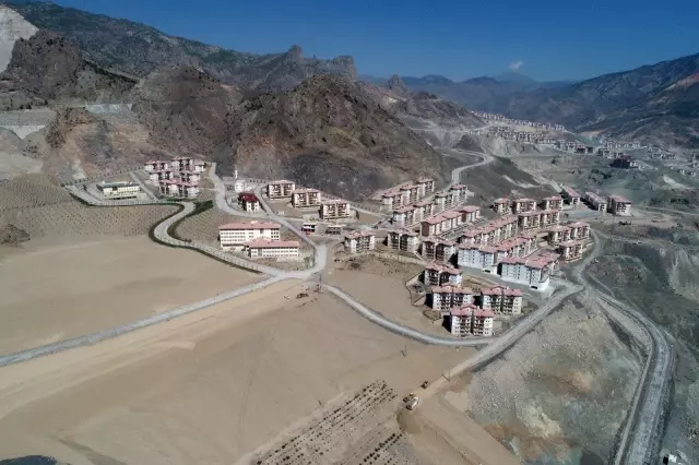 Yusufeli ilçe merkezinin taşınacağı yeni yerinde çalışmalar tüm hızıyla devam ediyor