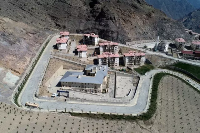 Yusufeli ilçe merkezinin taşınacağı yeni yerinde çalışmalar tüm hızıyla devam ediyor