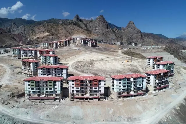 Yusufeli ilçe merkezinin taşınacağı yeni yerinde çalışmalar tüm hızıyla devam ediyor