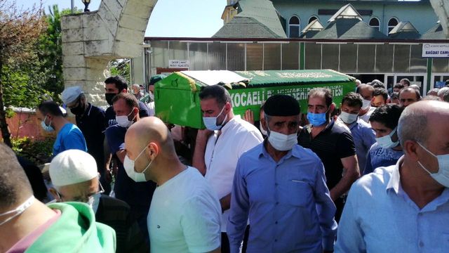 22 yasindaki kurye koli tasirken kalbine yeni 3 14402642 o