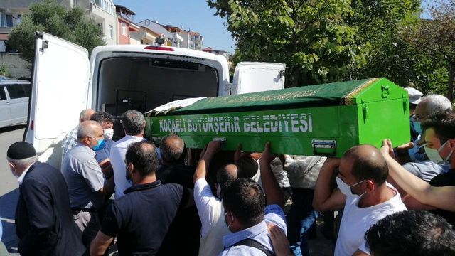 22 yasindaki kurye koli tasirken kalbine yeni 4 14402642 o