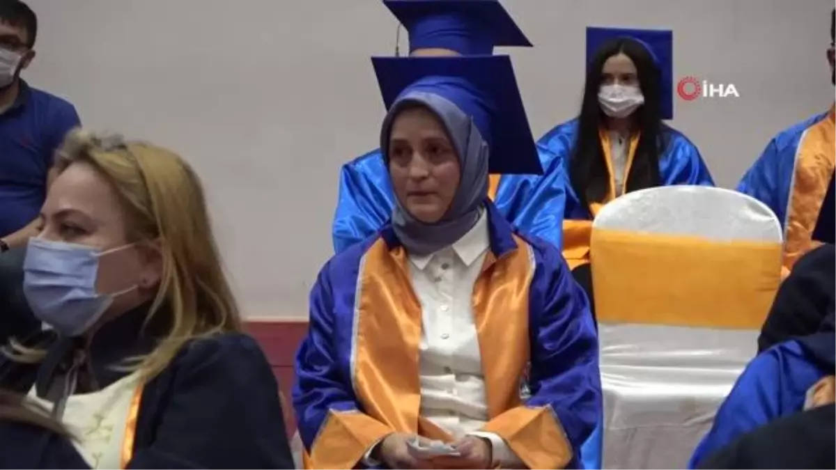 30 yıl sonra hayalinin gerçekleştirdi... 52 yaşında üniversiteyi birincilikle bitirdi