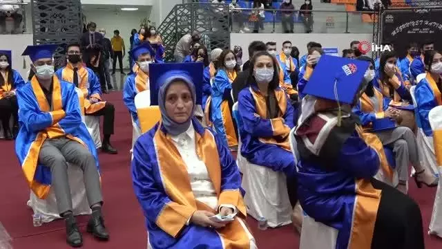 30 yıl sonra hayalinin gerçekleştirdi... 52 yaşında üniversiteyi birincilikle bitirdi