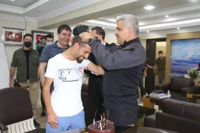 Son dakika: Ağrı Emniyet Müdürü Özen engelli genci doğum gününde yalnız bırakmadı