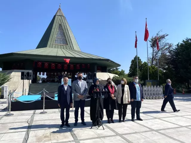 İSTANBUL ? AK PARTİLİLER ADNAN MENDERES, FATİN RÜŞTÜ ZORLU VE HASAN POLATKAN'I MEZARLARI BAŞINDA ANDI