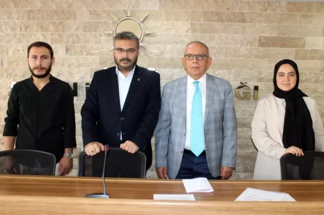 İSTANBUL ? AK PARTİLİLER ADNAN MENDERES, FATİN RÜŞTÜ ZORLU VE HASAN POLATKAN'I MEZARLARI BAŞINDA ANDI