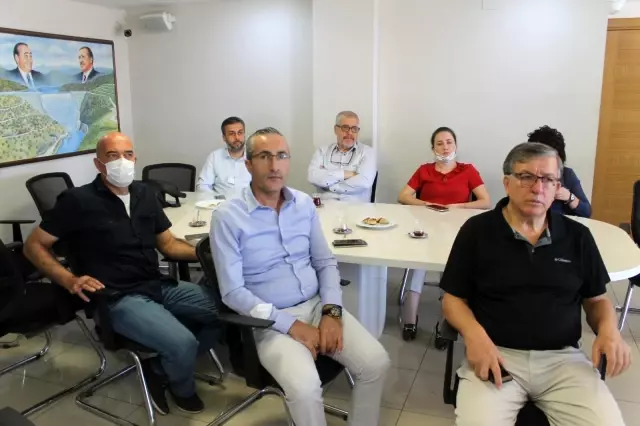 İSTANBUL ? AK PARTİLİLER ADNAN MENDERES, FATİN RÜŞTÜ ZORLU VE HASAN POLATKAN'I MEZARLARI BAŞINDA ANDI