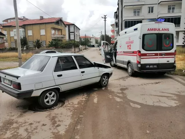 Aksaray'da iki otomobil çarpıştı: 2 yaralı