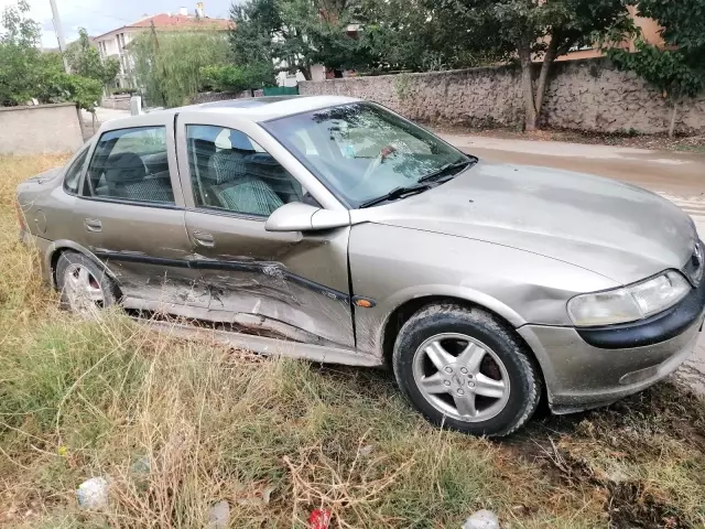 Aksaray'da iki otomobil çarpıştı: 2 yaralı