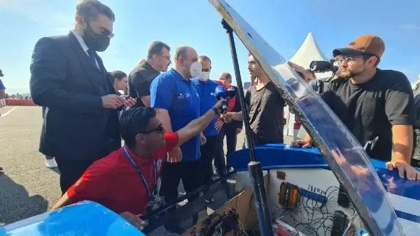 Bakan Varank'tan otonom araçlar yapan gençlere destek