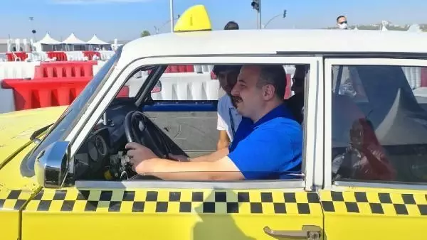 Bakan Varank'tan otonom araçlar yapan gençlere destek