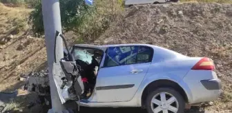 Otomobil yön levhasına ok gibi saplandı! Sürücü yaşam mücadelesi veriyor