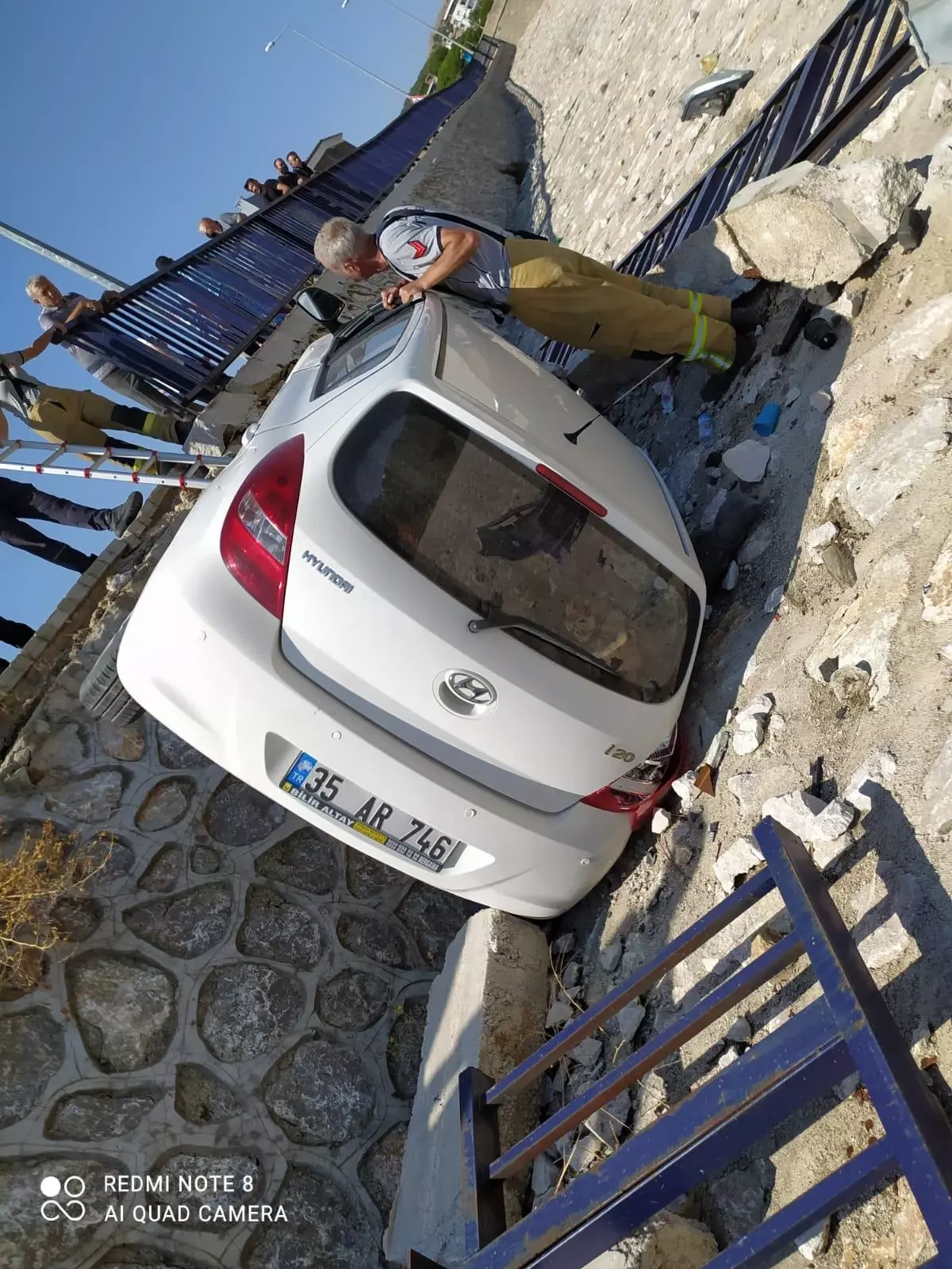 Bergama'da dere yatağına düşen otomobilin sürücüsü yaralandı